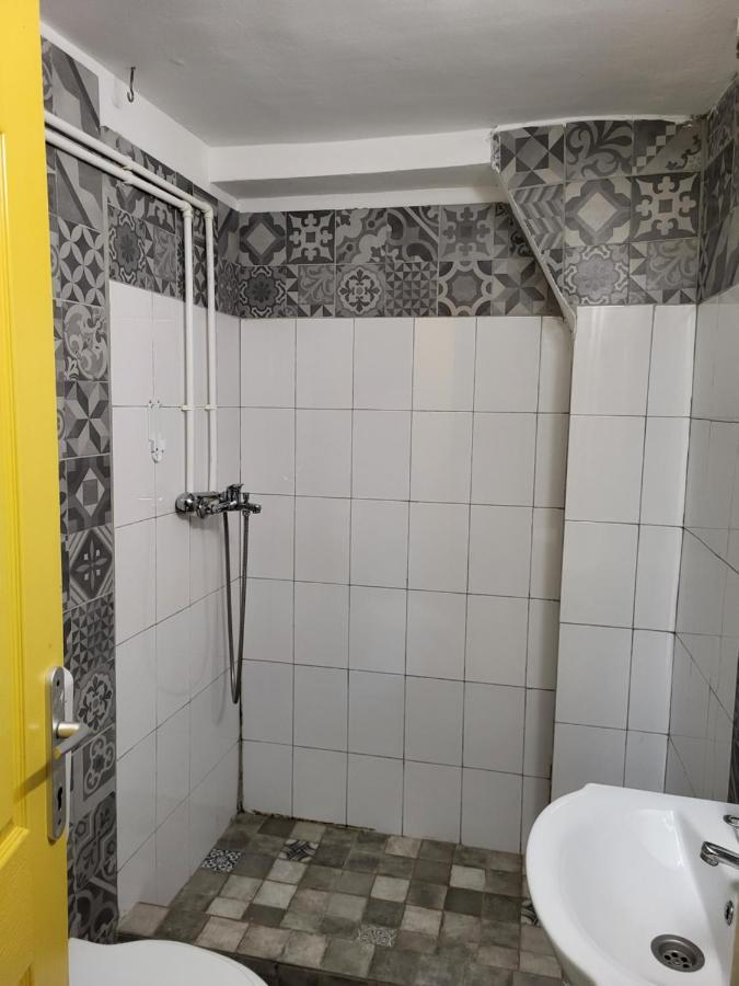 Banat 4 Hostel Boekarest Buitenkant foto