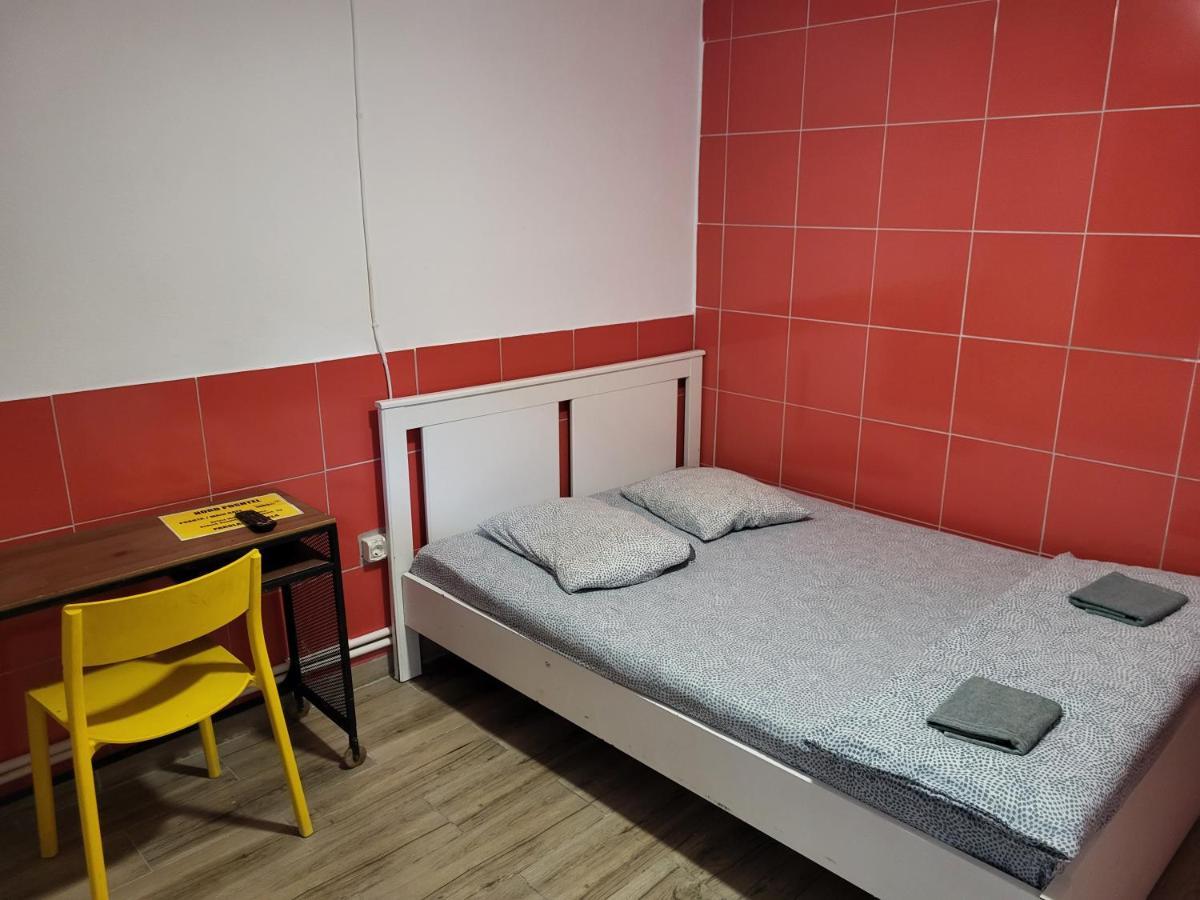 Banat 4 Hostel Boekarest Buitenkant foto