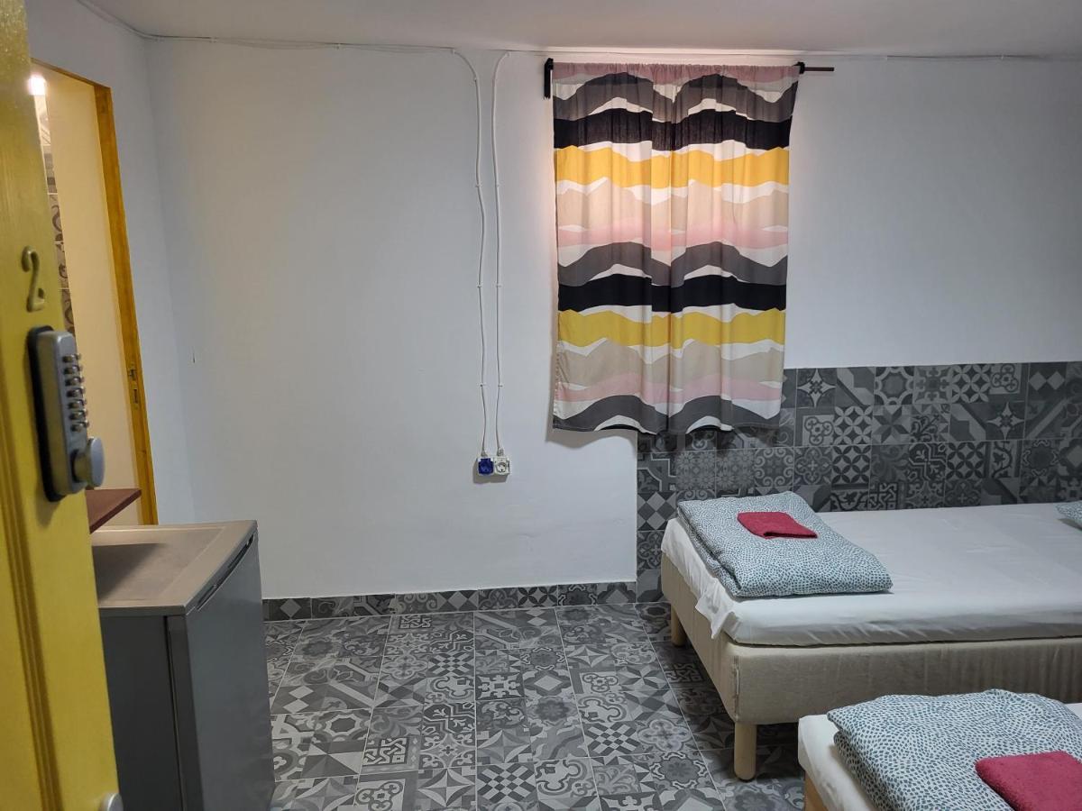 Banat 4 Hostel Boekarest Buitenkant foto