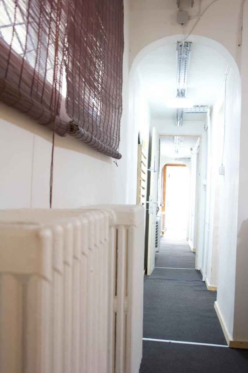 Banat 4 Hostel Boekarest Buitenkant foto