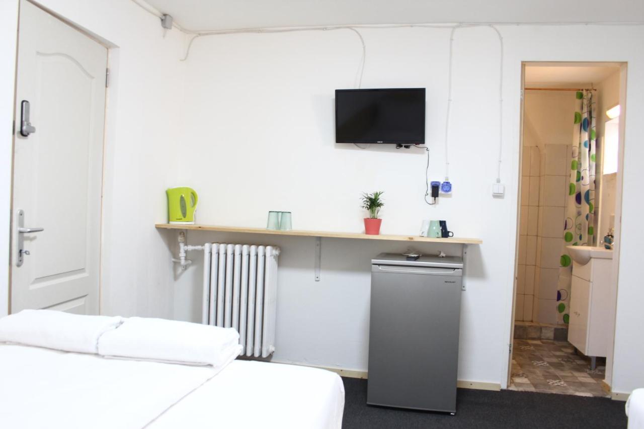 Banat 4 Hostel Boekarest Buitenkant foto