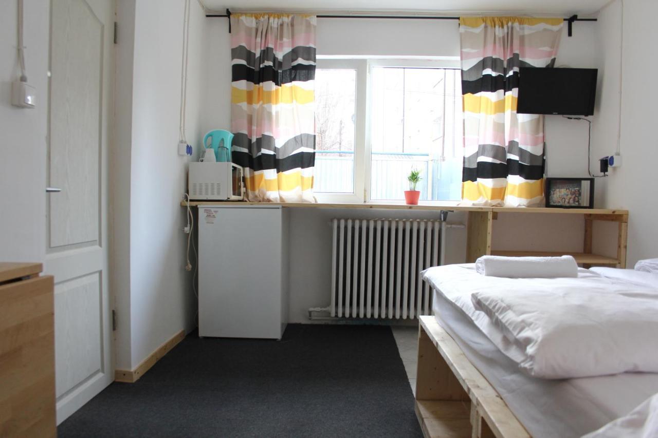 Banat 4 Hostel Boekarest Buitenkant foto