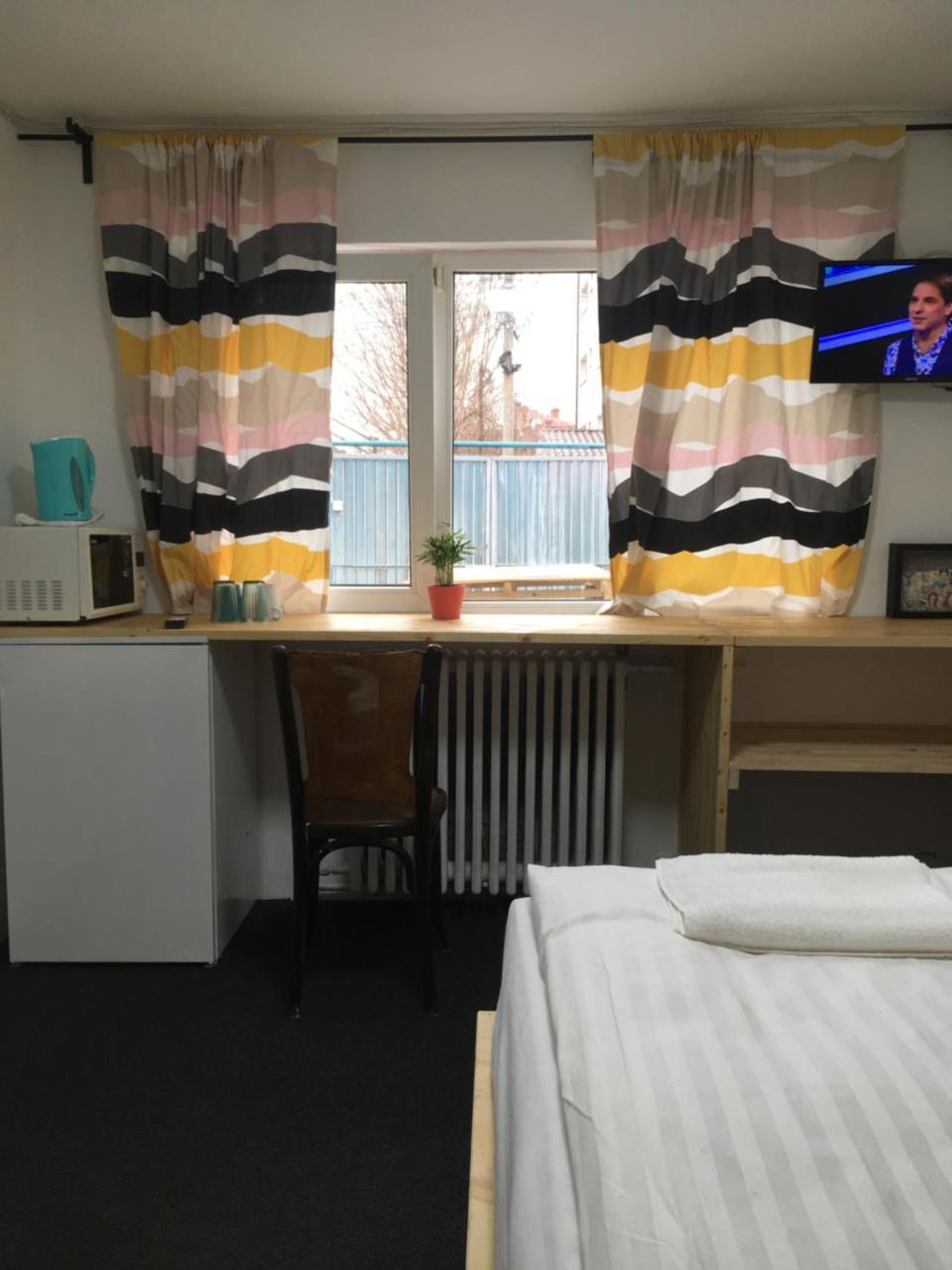 Banat 4 Hostel Boekarest Buitenkant foto